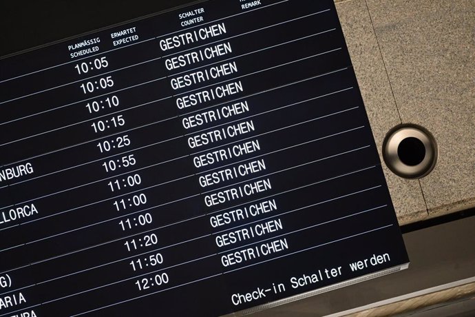 17 March 2023, Stuttgart: A display board shows cancelled flights during a strike at Stuttgart Airport. The trade union Verdi has called for all-day warning strikes at German airports. Photo: Bernd Weibrod/dpa