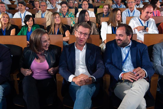 Archivo - (I-D) La secretaria general del PP, Cuca Gamarra; el presidente del PP, Alberto Núñez Feijóo; y el presidente del PP de Castilla La Mancha, Paco Núñez; durante la celebración de XXV la Unión Interparlamentaria Popular en el Hotel Beatriz, a 17