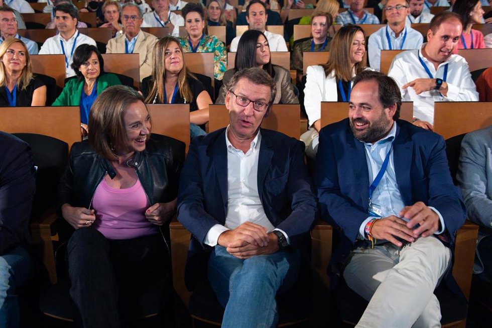 Archivo - (I-D) La secretaria general del PP, Cuca Gamarra; el presidente del PP, Alberto Núñez Feijóo; y el presidente del PP de Castilla La Mancha, Paco Núñez; durante la celebración de XXV la Unión Interparlamentaria Popular en el Hotel Beatriz, a 17