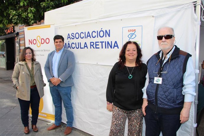 La delegada de Salud y Protección Animal, Encarnación Aguilar, acompañada por el presidente de la Asociación Mácula Retina, Jacinto Zulueta, en Triana este jueves.