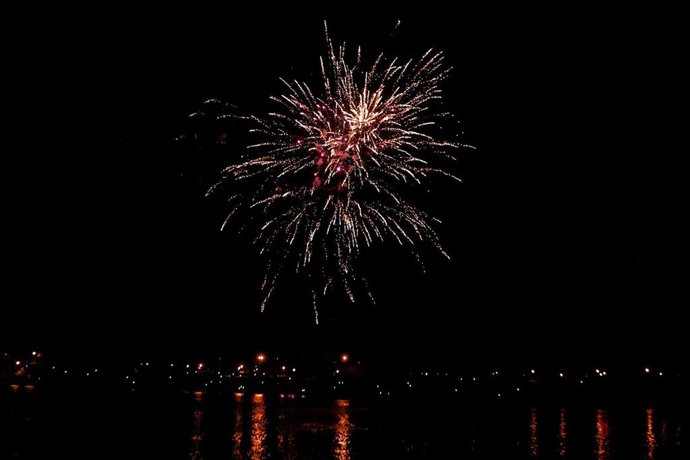 Archivo - Fuegos artificiales, foto de recurso