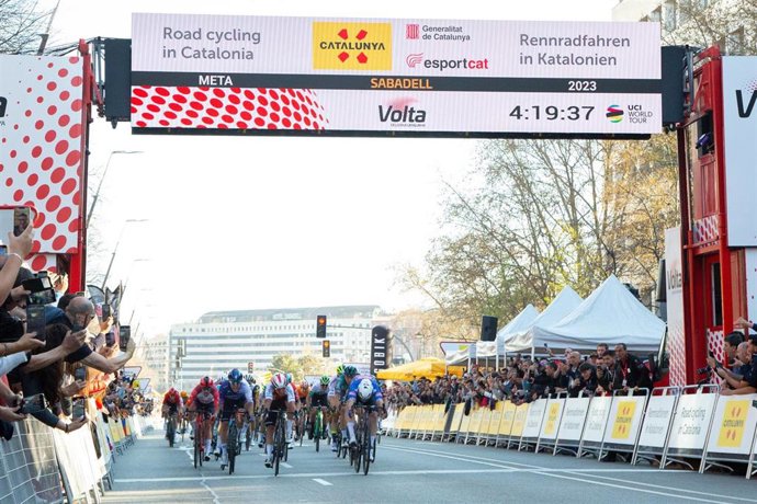 El ciclista australiano Kaden Groves (Alpecin-Deceuninck) gana la cuarta etapa de la Volta a Catalunya, disputada entre Llívia y Sabadell sobre 188,2 kilómetros