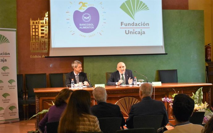 Bancosol presenta los actos de su 25 aniversario con el presidente de la Fundación Bancaria Unicaja, José M. Domínguez, y el presidente de Bancosol, Diego Vázquez.