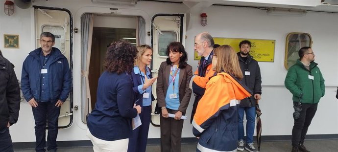 La directora general de Pesca Sostenible del Gobierno, Mónica Corrales, junto al presidente del Puerto de Vigo, Jesús Vázquez Almuíña, durante una visita al buque escuela 'Intermares', en el puerto olívico, el 23 de marzo de 2023.