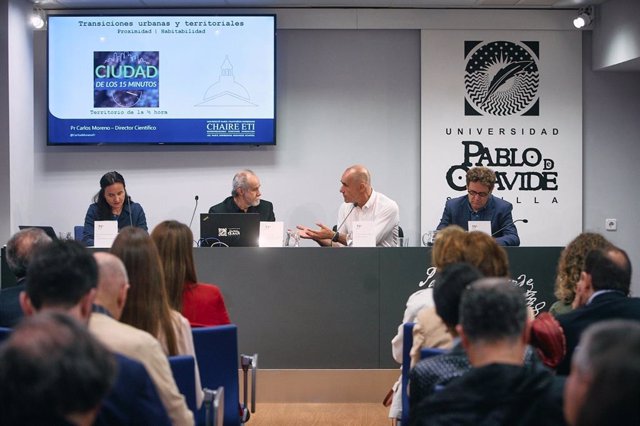 El alcalde de Sevilla, Antonio Muñoz, en la conferencia que ha impartido en la Universidad Pablo de Olavide.