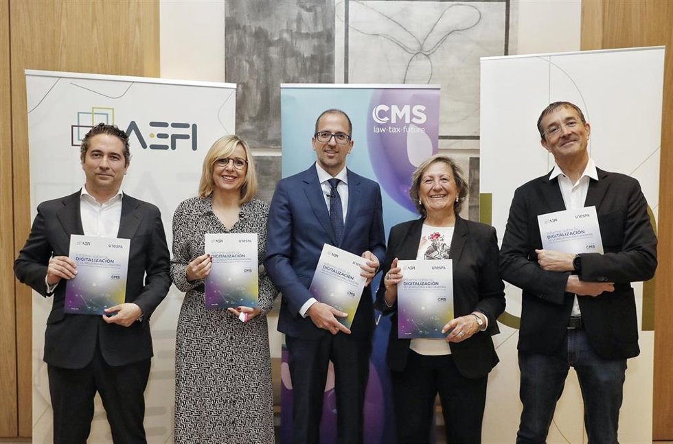 Jaime Bofill, socio de CMS Albiñana Suárez de Lezo, Patricia Suárez, presidenta de Asufin, Salvador Estevan Martínez, del Ministerio de Asuntos Económicos, Pilar González de Frutos, presidenta de Unespa y Arturo González Mac Dowell, presidente de Aefi.