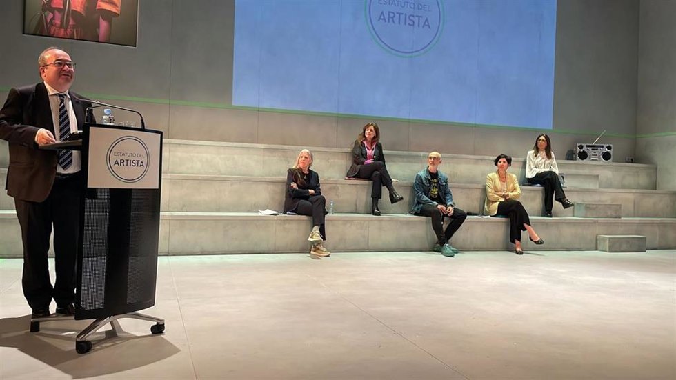 El ministro de Cultura y Deporte, Miquel Iceta, ha presidido el encuentro Presente y futuro del Estatuto del Artista, que ha contado con representantes del sector cultural.