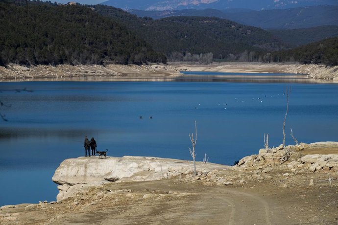 Vista del pantano de Sant Pon, a 1 de marzo de 2023, en Clariana de Cardener, Lleida, Cataluña (España). Cataluña decretará mañana, miércoles 29 de febrero, la fase de "excepcionalidad" a raíz de la sequía en el sistema Ter-Llobregat y en el acuífero d
