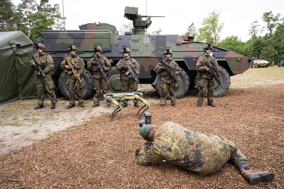 Archivo - Militares alemanes posan delante de un vehículo Boxer en el campo de entrenamiento de Munster
