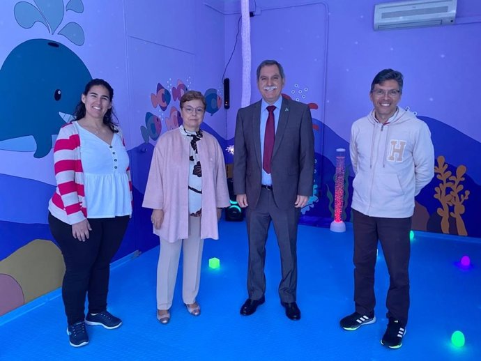 El delegado territorial de Desarrollo Educativo y Formación Profesional de la Junta, José Francisco Viso (segundo por la dcha.), en el aula multisensorial del CEIP José de la Torre y del Cerro.