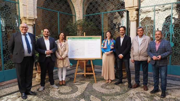 La delegada de Fomento, Articulación del Territorio y Vivienda en Córdoba, Cristina Casanueva (centro), junto a alcaldes de la provincia.