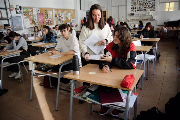 Imagen de archivo - Varios alumnos de una clase de 1 Bachillerato del Institut Moiss Broggi de Barcelona realizan una prueba piloto de PAU, a 14 de marzo de 2023, en Barcelona, Catalunya (España). 