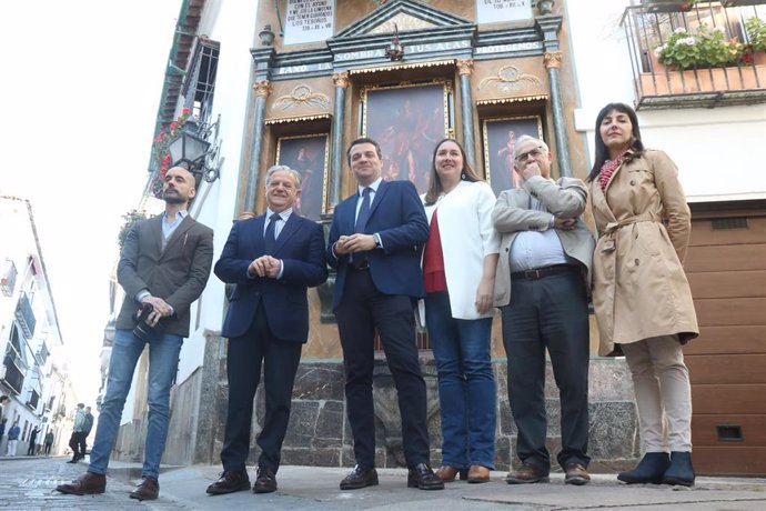 El alcalde con los concejales y personal de Urbanismo y la empresa que ha actuado en el retablo de San Rafael de la calle Lineros.