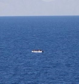 Patera localizada en aguas frente al litoral de Carboneras (Almería)
