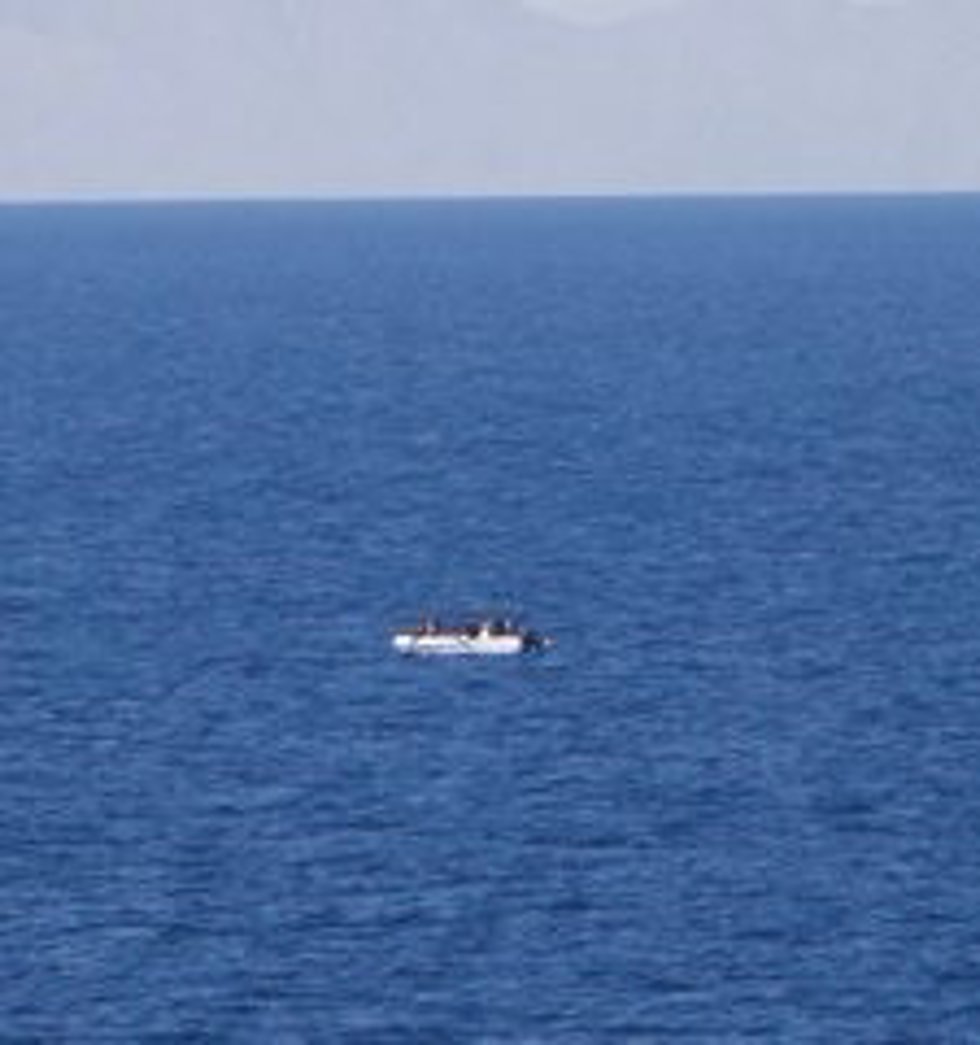 Patera localizada en aguas frente al litoral de Carboneras (Almería)