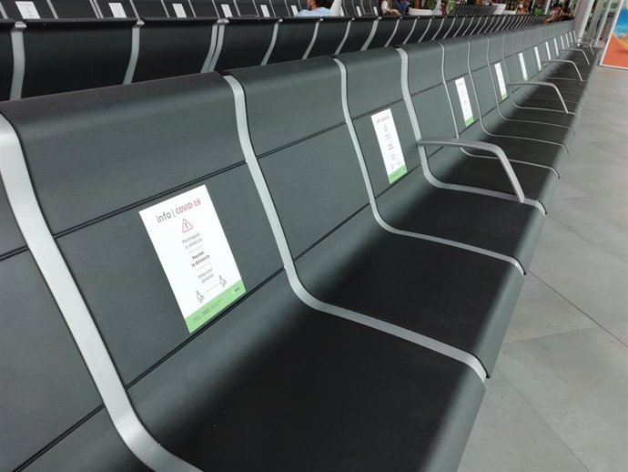 Archivo - Carteles para establecer separación entre pasajeros en los asientos de la terminal B del aeropuerto de Palma, como medida de prevención ante el COVID-19.