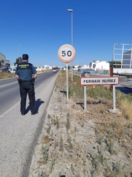 Archivo - Una patrulla de la Guardia Civil en Fernán Núñez, municipio donde sucedieron los hechos.