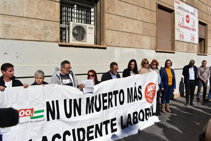 Concentración de UGT y CCOO por la muerte de un funcionario de Aduanas.