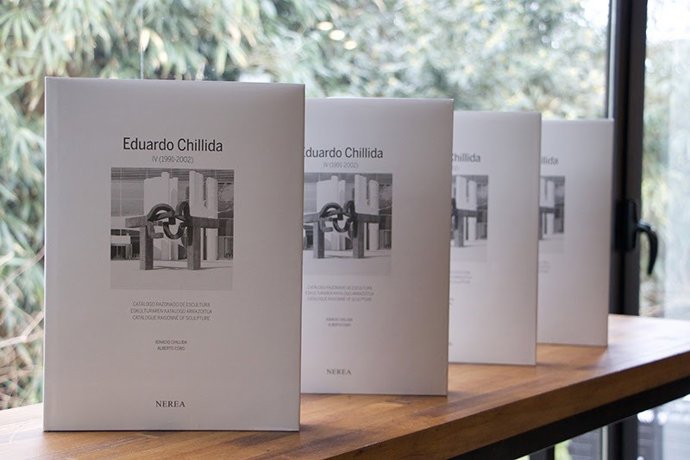 Ejemplares del cuarto volumen del catálogo razonado de la obra escultórica de Chillida