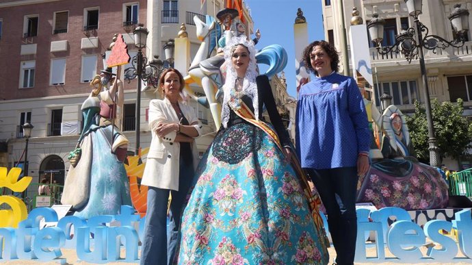 Presentación de la fiesta de 'Les Fogueres' de Alicante en la Plaza de las Tendillas.