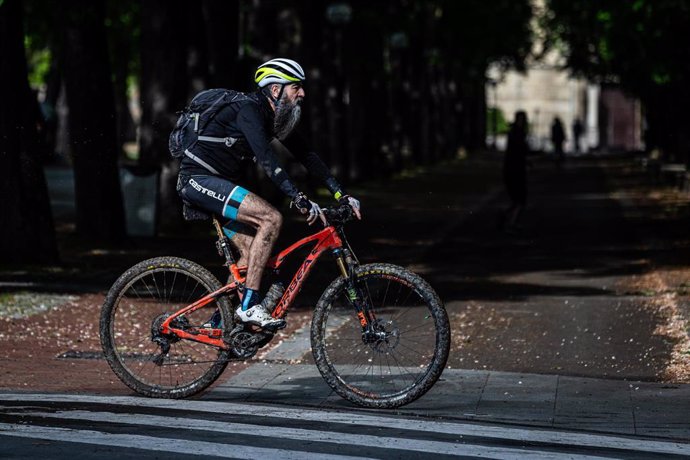 Archivo - Un hombre monta en bicicleta en Vitoria