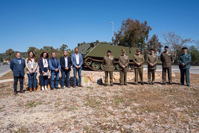 Autoridades civiles y militares, ante el TOA donado por el Ejército de Tierra al Ayuntamiento de Obejo.