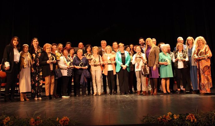Autoridades y premiadas en los premios en favor de la igualdad de la Campiña Sur.