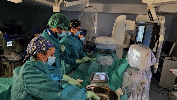 Equipo de Angiología y Cirugía Vascular de Quirónsalud Málaga durante una intervención con IVUS IntraSight 3 Mobile