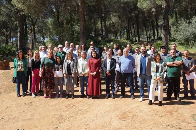 La delegada de Empleo, Empresa y Trabajo Autónomo de la Junta en Córdoba, María Dolores Gálvez (centro), en la clausura de los dos proyectos en la Mancomunidad Vega del Guadalquivir.