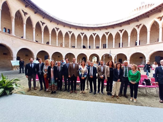Representantes de las instituciones en el castillo de Bellver en la presentación a la sociedad del nuevo espacio de Son Dureta.