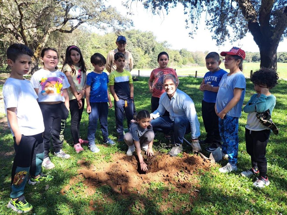 Mártinez, con los escolares, durante la plantación en el Parque Natural Sierra de Hornachuelos.