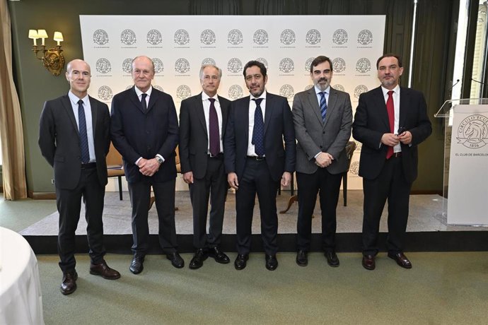 Los participantes en el encuentro junto a responsables del Círculo Ecuestre.