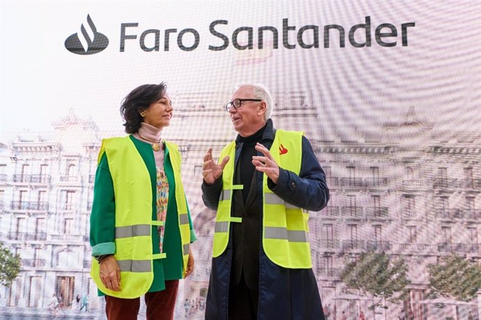 La presidenta del Grupo Santander, Ana Botín, junto al arquitecto David Chipperfield en el acto de arranque de la última fase de construcción del proyecto Pereda, que pasa a denominarse Faro Santander
