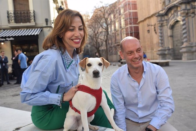 La consejera municipal de Servicios Públicos y Movilidad del Ayuntamiento de Zaragoza, Natalia Chueca, ha presentado la "Guía para ser pet friendly", con el autor, Pablo Muñoz y su mascota "pipper"