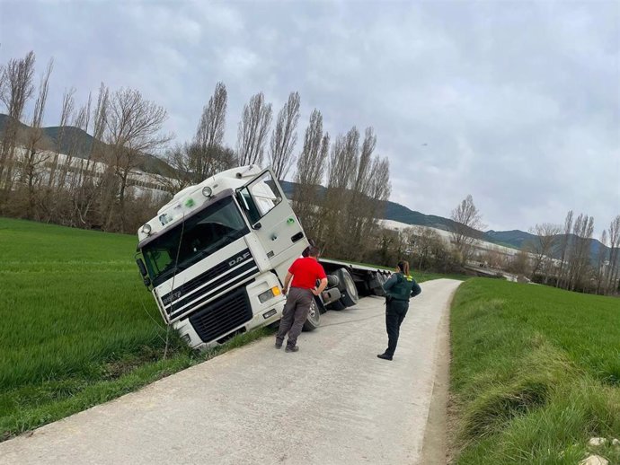 Un camión se sale de la vía en el camino que conecta el polígono de Egüés con Gorraiz.