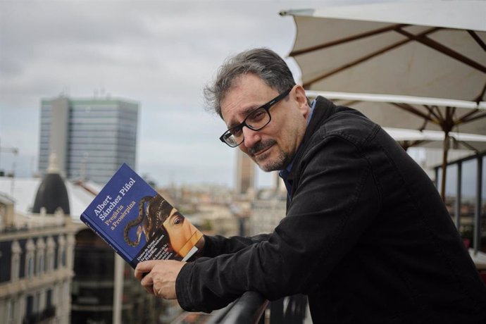 El escritor Albert Sánchez Piñol posa para Europa Press en Barcelona