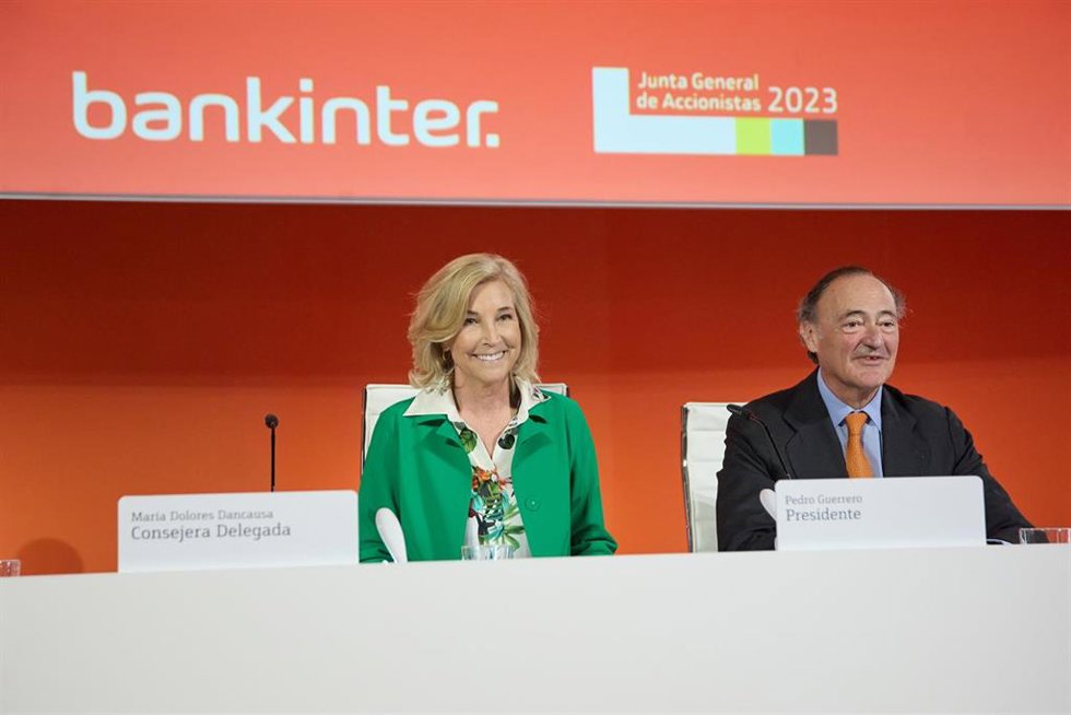 El presidente de Bankinter, Pedro Guerrero, y la consejera delegada de Bankinter, María Dolores Dancausa, durante la Junta general de Accionistas de Bankinter, en el Edificio Mutua Madrileña, a 23 de marzo de 2023, en Madrid (España).
