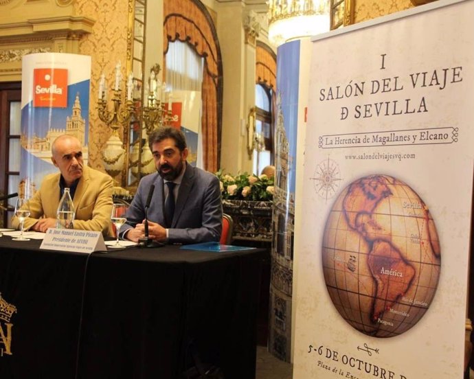 El presidente de Aevise, José Manuel Lastra, junto al alcalde, en la primera edición del Salón del Viaje de Sevilla.