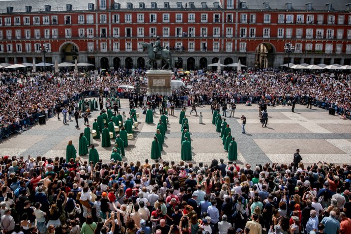 Tamborileros, con túnicas verdes, en la Plaza Mayor durante la tamborrada del Domingo de Resurrección, a 17 de abril de 2022, en Madrid (España).