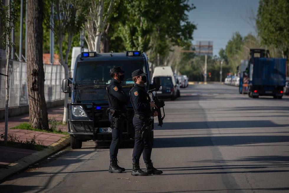 Archivo - Agentes de Policía Nacional escoltan una comisaría ubicada en la Zona Franca de Barcelona, Catalunya, (España). 