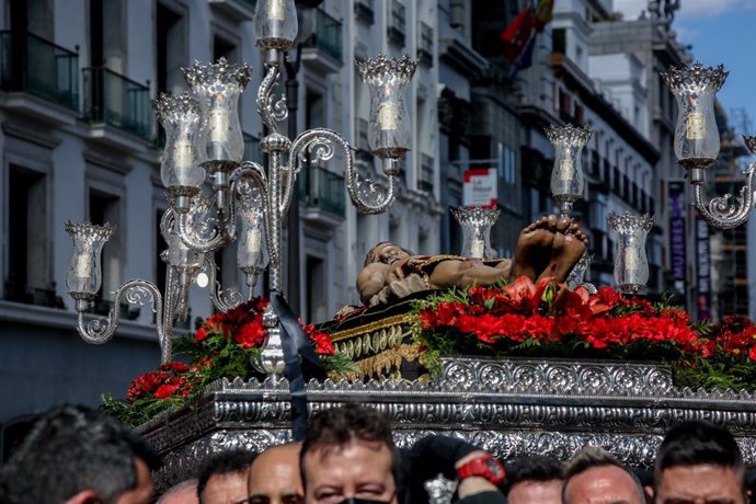 Archivo - Anderos transportan la talla del Cristo durante la procesión de La Soledad y del Desamparo y del Cristo Yacente.