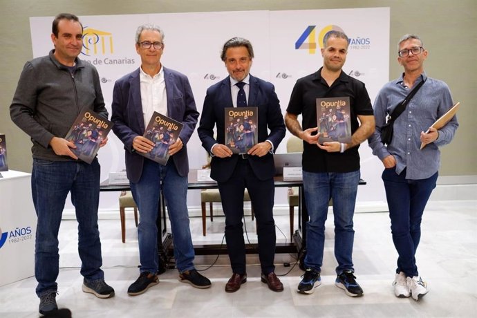 El presidente del Parlamento de Canarias, Gustavo Matos (c), en la presentación del comic 'Opuntia'