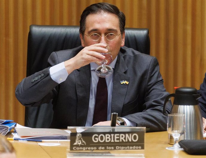El  ministro de Asuntos Exteriores, Unión Europea y Cooperación, José Manuel Albares, bebe de una copa de agua durante la Comisión de Asuntos Económicos y Transformación Digital, a 21 de febrero de 2023, en Madrid (España). .