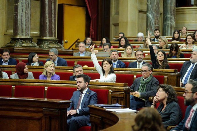 La portavoz parlamentaria de ERC y secretaria general adjunta de ERC, Marta Vilalta, vota durante una sesión plenaria en el Parlament, a 22 de marzo de 2023, en Barcelona, Catalunya (España). El pleno del Parlament vota hoy si convalida el decreto ley d