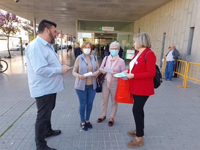 Vicente Palomares y Marina Borrego entregan octavillas a dos usuarias del Centro de Salud Castilla del Pino.