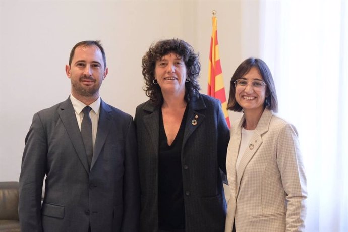 La consellera Teresa Jord acompañada de la directora del SMC y del director de la Oficina de l'energia i del canvi climtic del gobierno andorrano