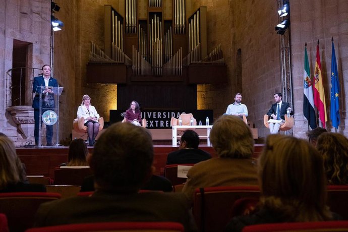 El presidente de la Junta de Extremadura, Guillermo Fernández Vara, en la inauguración del congreso de la Asociación de Constitucionalistas de España que se celebra en Cáceres