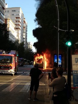 Incendio producido en un autobús parado en la Gran Vía de Murcia