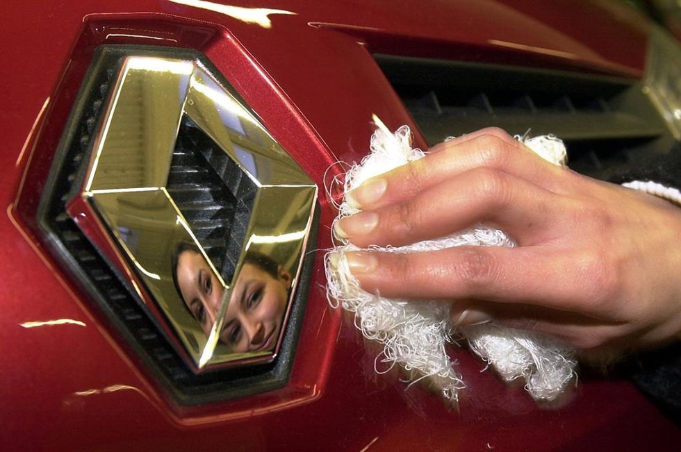 Archivo - FILED - 06 January 2003, Dortmund: A woman wipes the logo of the French car manufacturer Renault at the Renault sales room in Dortmund. Photo: Bernd Thissen/dpa