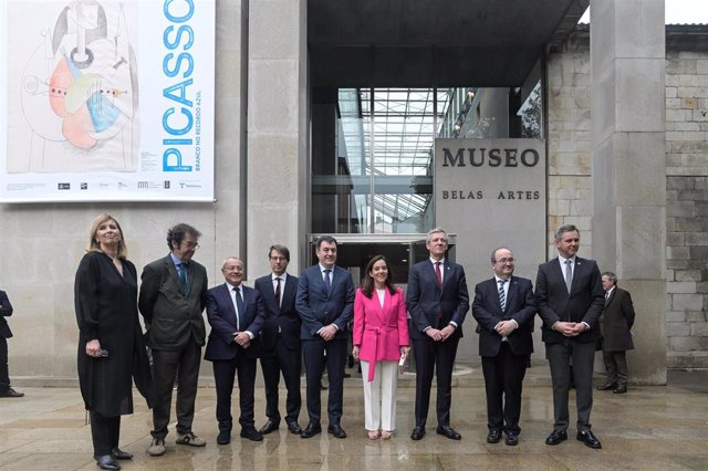 El ministro de Cultura, Miquel Iceta, y el presidente de la Xunta, Alfonso Rueda, junto a otras autoridades, inauguran la muestra 'Picasso blanco en el recuerdo azul'